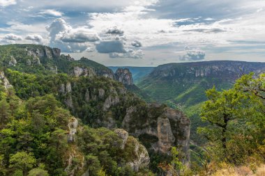 Tarn Boğazı 'nın yukarısındaki Causse Mejean' ın kornelerinde yürüyüş yaparken görülen vadiler. La bourgarie, Lozere, Fransa.