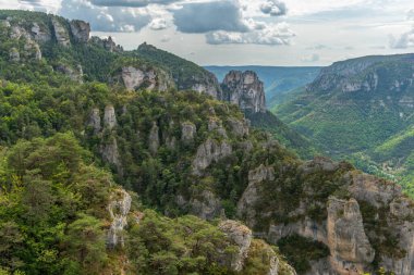 Tarn Boğazı 'nın yukarısındaki Causse Mejean' ın kornelerinde yürüyüş yaparken görülen vadiler. La bourgarie, Lozere, Fransa.