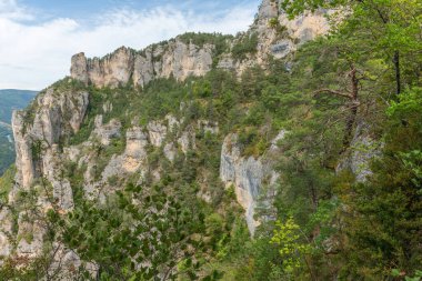 Tarn Boğazı 'nın yukarısındaki Causse Mejean' ın kornelerinde yürüyüş yaparken görülen vadiler. La bourgarie, Lozere, Fransa.