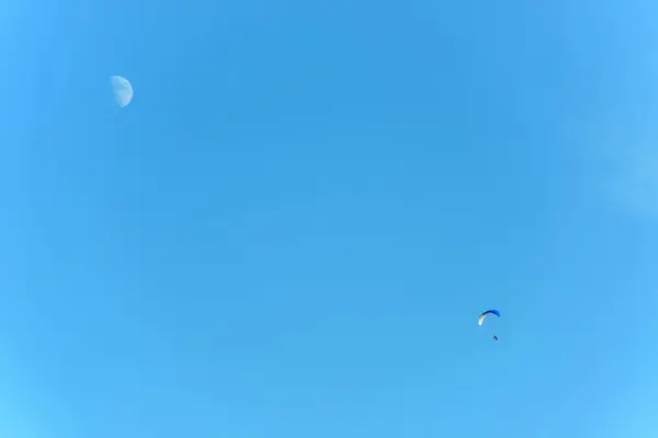 Під Час Польоту Парашутиста Сонячний День Місяцем Небі Франція — стокове фото
