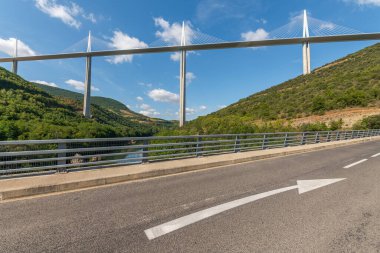 Millau Viyadük Köprüsü, dünyanın en yüksek köprüsü. Aveyron Ayrılışı. Fransa.