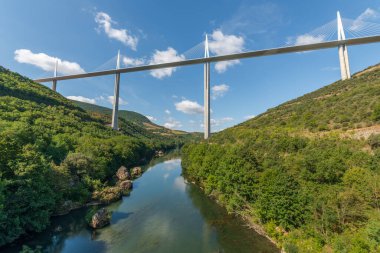 Millau Viyadük Köprüsü, dünyanın en yüksek köprüsü. Aveyron Ayrılışı. Fransa.