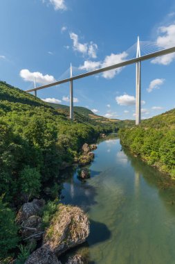 Millau Viyadük Köprüsü, dünyanın en yüksek köprüsü. Aveyron Ayrılışı. Fransa.