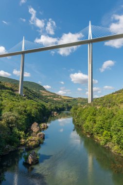 Millau Viyadük Köprüsü, dünyanın en yüksek köprüsü. Aveyron Ayrılışı. Fransa.