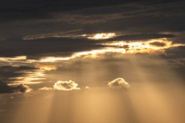 Sabahları güneş ışınları bulutların arasından geçiyor. Alsace, Fransa.