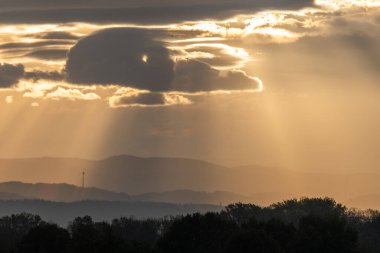 Sabah, Kara Orman dağlarında rüzgar türbinleri. Freiburg Brisgau, Almanya.