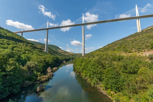 Millau Viyadük Köprüsü, dünyanın en yüksek köprüsü. Aveyron Ayrılışı. Fransa.