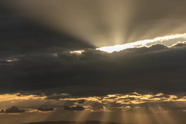 清晨阳光透过云彩发出的光芒 法国阿尔萨斯 — 图库照片