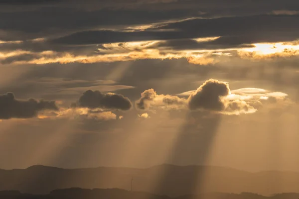 Σμήνη Φωτός Από Τις Ακτίνες Του Ήλιου Μέσα Από Σύννεφα — Φωτογραφία Αρχείου