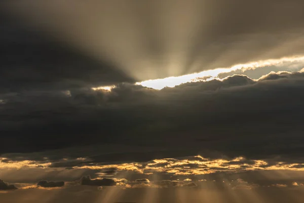 Feixes Luz Dos Raios Sol Através Nuvens Manhã Alsácia França — Fotografia de Stock