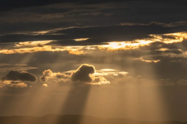 Promienie Światła Słonecznego Przechodzą Rano Przez Chmury Alzacja Francja Obrazek Stockowy