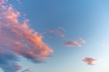 Akşamları pembe ve turuncu bulutların gökyüzü. Alsace, Fransa.