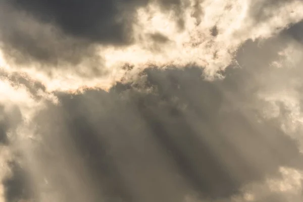 清晨阳光透过云彩发出的光芒 法国阿尔萨斯 — 图库照片