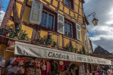 Colmar şehrindeki bir hediyelik eşya dükkanının vitrininde. Alsace, Fransa.