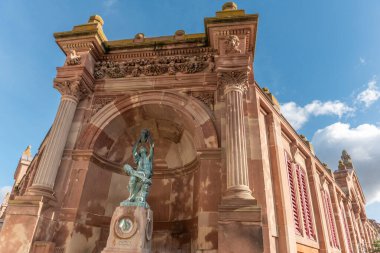 Şarap üreticisinin heykeli, Colmar şehrindeki kapalı pazarın önündeki Auguste Bartholdi 'nin eseri. Alsace, Fransa.