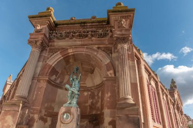 Şarap üreticisinin heykeli, Colmar şehrindeki kapalı pazarın önündeki Auguste Bartholdi 'nin eseri. Alsace, Fransa.