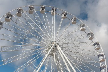 2022 'de Colmar Noel pazarında güneş enerjili dönme dolap. Alsace, Fransa.