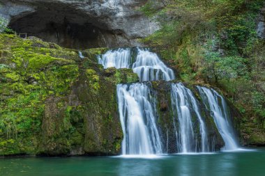 Lison 'un kaynağından gelen şelalesi ormanla çevrili bir huzur yuvası. Nans-sous-Sainte-Anne, Doubs, Bourgogne-Franche-Comte, Fransa.