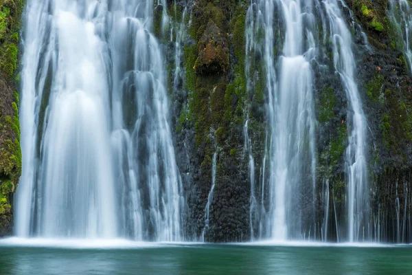 Cachoeira Nascente Lison Refúgio Paz Com Sua Cachoeira Cercada Por — Fotografia de Stock