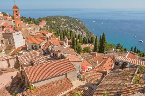 Monako yakınlarındaki Akdeniz kıyısında Roquebrune-Cap-Martin köyü. Provence Alpleri Cote d 'Azur, Alpes Maritimes, Nice.