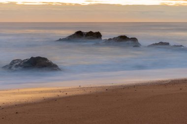 Dalgalar Atlantik Okyanusu 'nun kumlu sahillerine çarpıyor. Sables d 'Olonne, Vendee, Pays-de-la-Loire, Fransa.