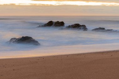 Dalgalar Atlantik Okyanusu 'nun kumlu sahillerine çarpıyor. Sables d 'Olonne, Vendee, Pays-de-la-Loire, Fransa.