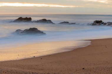 Dalgalar Atlantik Okyanusu 'nun kumlu sahillerine çarpıyor. Sables d 'Olonne, Vendee, Pays-de-la-Loire, Fransa.