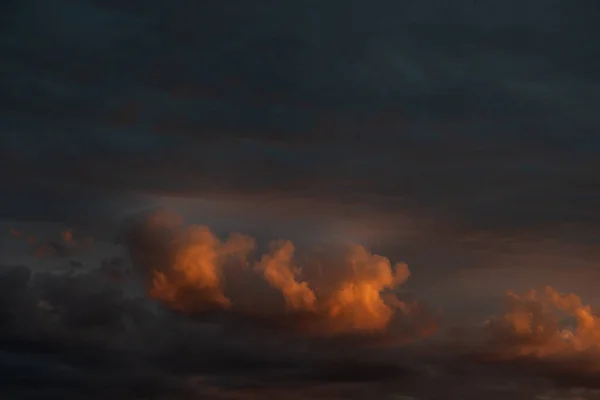 황혼에는 주황색 과붉은 하늘을 뒤덮고 Bas Rhin Collectivite Europeenne Dalsace — 스톡 사진
