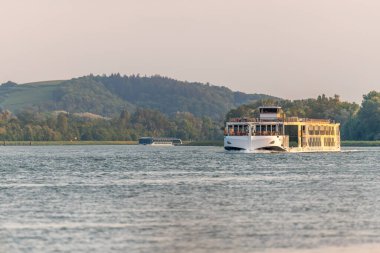 Strasbourg ve Bale arasında Ren 'de turist kayığı. Bas-Rhin, Collectivite europeenne d 'Alsace, Grand Est, Fransa.