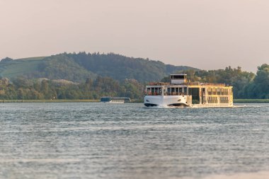 Strasbourg ve Bale arasında Ren 'de turist kayığı. Bas-Rhin, Collectivite europeenne d 'Alsace, Grand Est, Fransa.