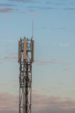 Karanlık çöktüğünde telekomünikasyon anteni. Bas-Rhin, Collectivite europeenne d 'Alsace, Grand Est, Fransa, Avrupa.