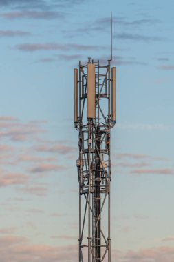 Karanlık çöktüğünde telekomünikasyon anteni. Bas-Rhin, Collectivite europeenne d 'Alsace, Grand Est, Fransa, Avrupa.