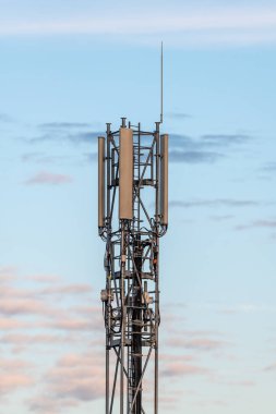 Karanlık çöktüğünde telekomünikasyon anteni. Bas-Rhin, Collectivite europeenne d 'Alsace, Grand Est, Fransa, Avrupa.