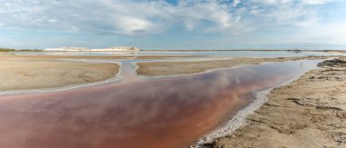 Salin de Giraud köyünde tuz tüketimi Grand Rhone 'un ağzının yakınında. Panorama, panoramik. Parc naturel regional, Arles, Bouches du Rhone, Provence Alpes Cote d 'Azur, Fransa.