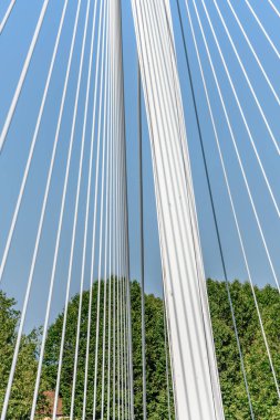 Sınır ötesi işbirliğinin bir sembolü olan Kehl ve Strasbourg 'daki Almanya ile Fransa arasındaki Deux-Rives köprüsü. Bas-Rhin, Avrupa Birliği d 'Alsace, Grand Est.