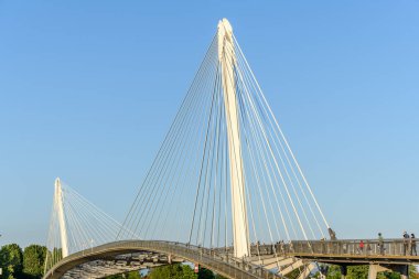 Sınır ötesi işbirliğinin bir sembolü olan Kehl ve Strasbourg 'daki Almanya ile Fransa arasındaki Deux-Rives köprüsü. Bas-Rhin, Avrupa Birliği d 'Alsace, Grand Est.