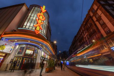 Strasbourg 'daki Vox sineması gece aydınlandı. Bas-Rhin, Alsace, Grand Est, Fransa, Avrupa.