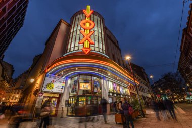 Strasbourg 'daki Vox sineması gece aydınlandı. Bas-Rhin, Alsace, Grand Est, Fransa, Avrupa.