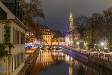 Fransa 'da Noel zamanı, Strasbourg' un tarihi merkezinin pitoresk bir bölgesidir. UNESCO Dünya Mirası Listesi 'nde. Bas-Rhin, Alsace, Grand Est, Fransa, Avrupa.