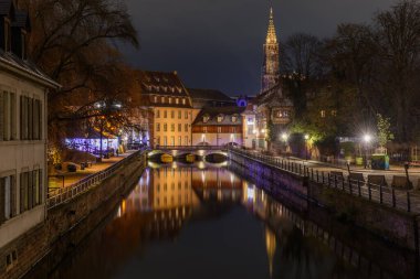 Fransa 'da Noel zamanı, Strasbourg' un tarihi merkezinin pitoresk bir bölgesidir. UNESCO Dünya Mirası Listesi 'nde. Bas-Rhin, Alsace, Grand Est, Fransa, Avrupa.