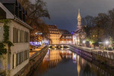 Fransa 'da Noel zamanı, Strasbourg' un tarihi merkezinin pitoresk bir bölgesidir. UNESCO Dünya Mirası Listesi 'nde. Bas-Rhin, Alsace, Grand Est, Fransa, Avrupa.