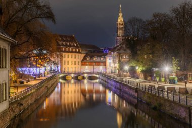 Fransa 'da Noel zamanı, Strasbourg' un tarihi merkezinin pitoresk bir bölgesidir. UNESCO Dünya Mirası Listesi 'nde. Bas-Rhin, Alsace, Grand Est, Fransa, Avrupa.