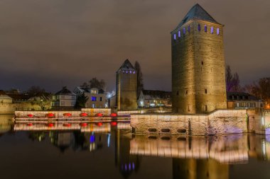 Ponts Couverts 'in ikiz kuleleri Noel boyunca gece aydınlandı. Strasbourg, Bas-Rhin, Alsace, Grand Est, Fransa, Avrupa.