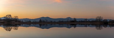 Günbatımında suya yansıyan ağaçların sonbahar manzarası. Sonbahar manzarası. Bas-Rhin, Alsace, Grand Est, Fransa, Avrupa.
