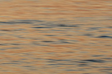 Gün batımında dalgalı su yüzeyi. Bas-Rhin, Alsace, Grand Est, Fransa, Avrupa.