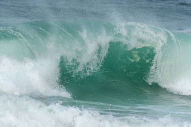 Iroise Denizi 'nde turkuaz mavi dalga. Camaret, Crozon, Brittany, Fransa, Avrupa.