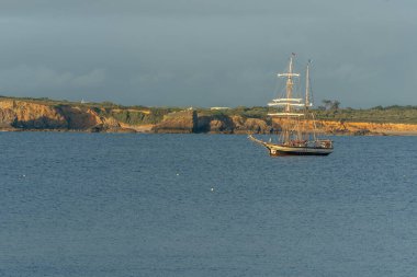 Atlantik Okyanusu 'ndaki bir körfezde geleneksel bir yelkenli. Camaret, Crozon, Finistere, Brittany, Fransa, Avrupa.