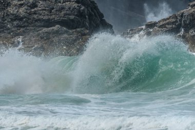 Atlantik Okyanusu 'nun büyük dalgaları bir uçurumun kayalarına çarpar. Camaret, Crozon, Finistere, Brittany, Fransa, Avrupa.