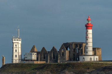 Iroise Denizi 'nin kıyısındaki Saint-Mathieu deniz feneri. Plouarzel, Brest, Finistere, Bretagne, Fransa, Avrupa