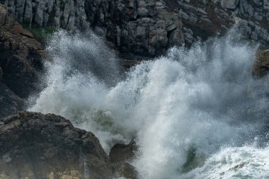 Atlantik Okyanusu 'nun büyük dalgaları bir uçurumun kayalarına çarpar. Camaret, Crozon, Finistere, Brittany, Fransa, Avrupa.